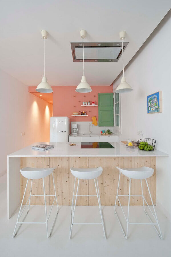 Banco alto para cozinha americana decorada em cores claras Foto Homify