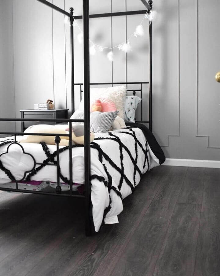 Boiserie no quarto de solteiro decorado com cama com dossel Foto Marcie Price