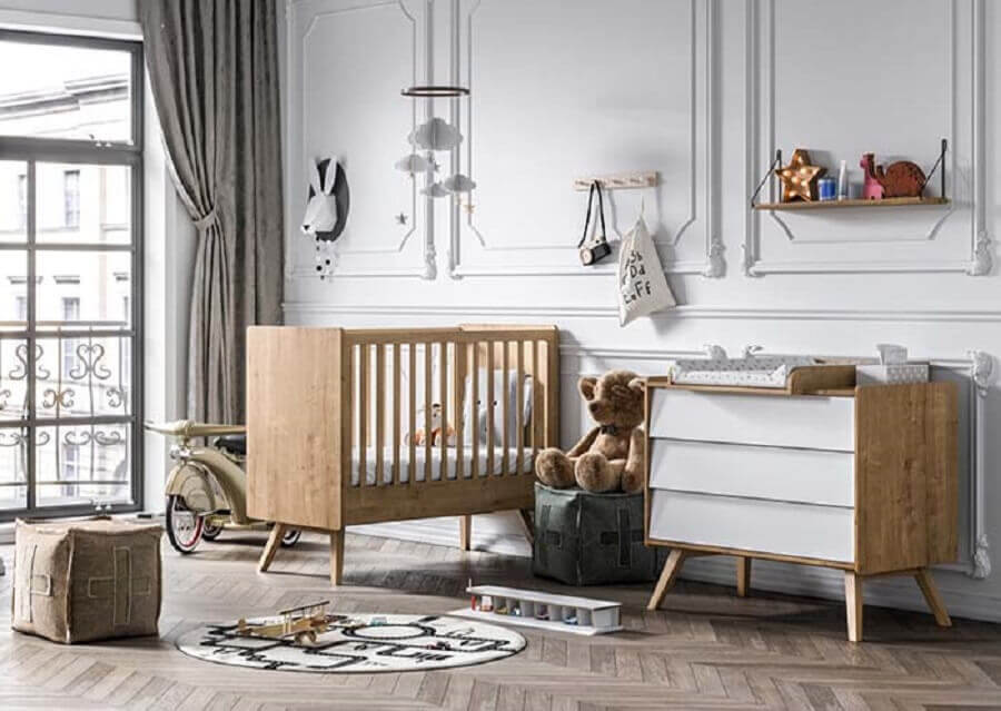 Boiserie quarto de bebe decorado em cores claras com moveis de madeira Foto Decor Fácil