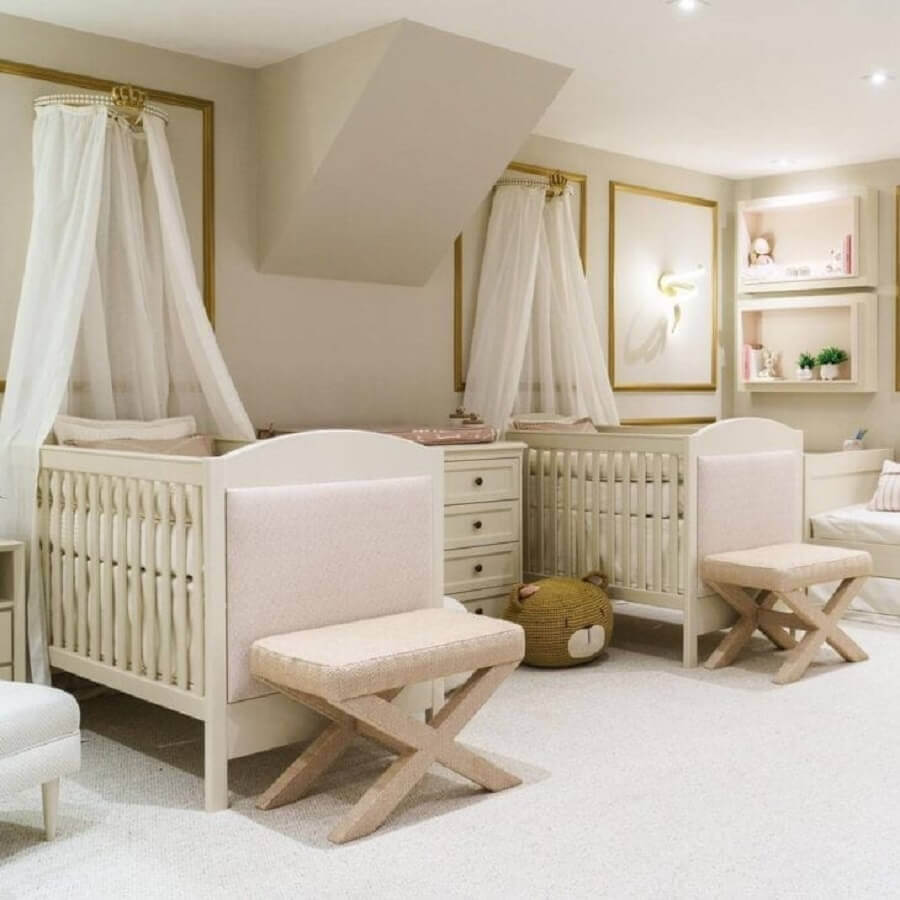Boiserie quarto de bebe gêmeos decorado na cor bege com detalhes em dourado Foto Monise Rosa Arquitetura