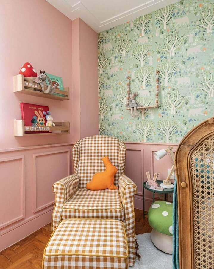 Boiserie quarto de bebe rosa decorado com poltrona xadrez Foto Duda Senna Arquitetura