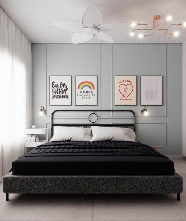 Boiserie quarto de casal moderno decorado com cama de ferro Foto Cesar Dolfini Arquitetura