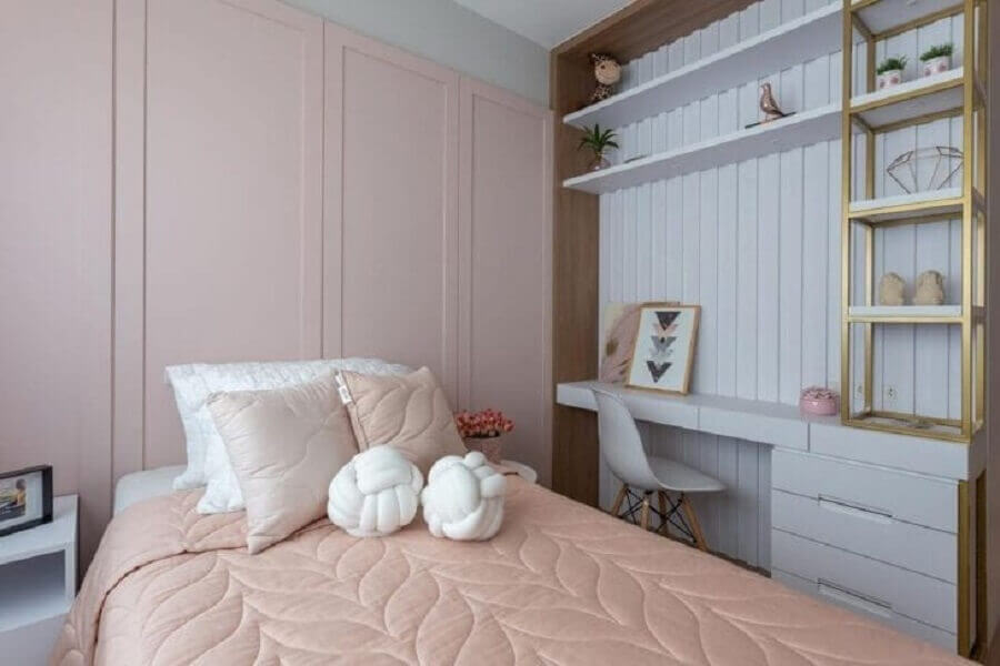 Boiserie quarto feminino branco e rosa planejado com bancada de estudos Foto Skala Arquitetura e Engenharia