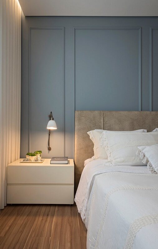 Boiserie quarto moderno decorado com criado mudo branco e cabeceira estofada Foto Homify