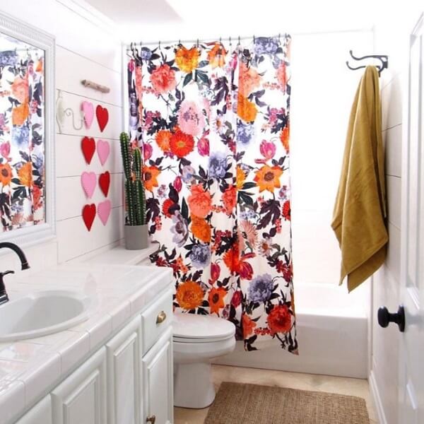 Box de cortina para banheiro com estampa floral. Fonte: Rave Interior Design