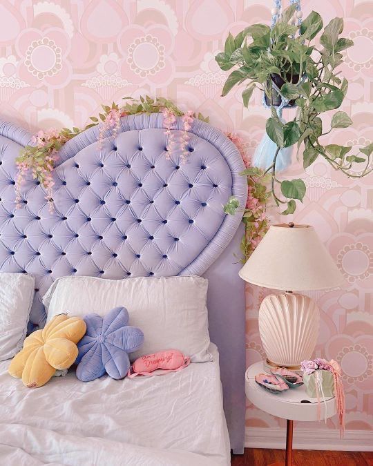Cabeceira para quarto lilás e papel de parede rosa