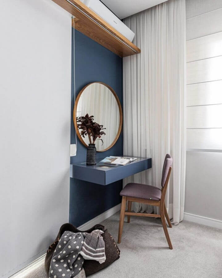 Cadeira almofadada para decorada de penteadeira planejada com espelho redondo Foto Duda Senna Arquitetura