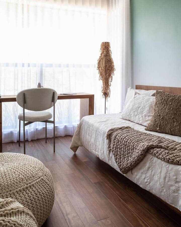 Cadeira almofadada para quarto decorado com puff de crochê Foto Sala2 Arquitetura e Design