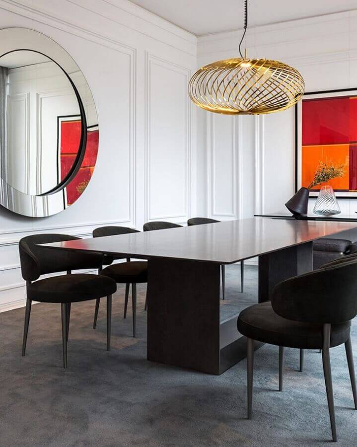  Cadeira almofadada preta para decoração de sala de jantar com lustre moderno e espelho redondo Foto Margit Soares