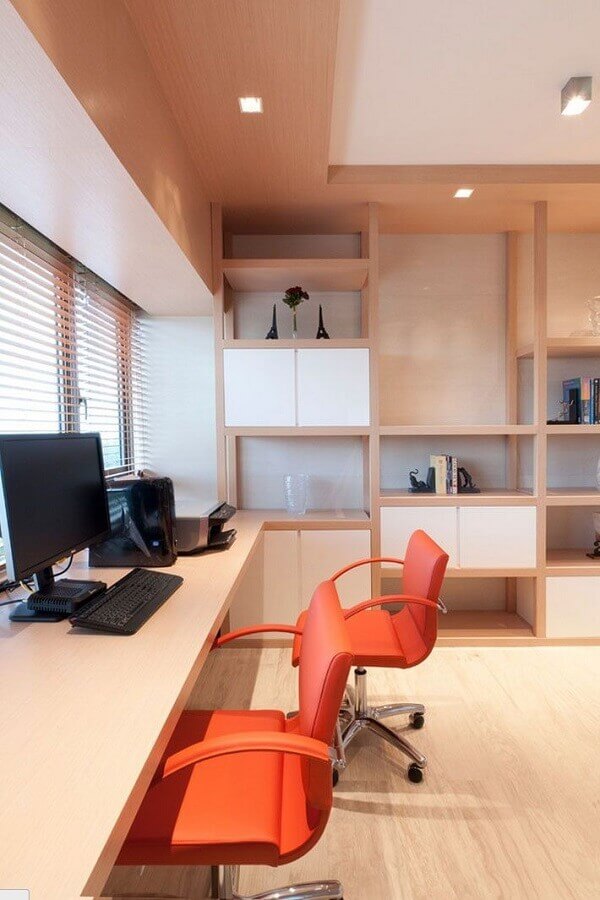 Cadeira confortável para decoração de escritório planejado com estante de nichos e bancada de trabalho de madeira Foto Home Decor Dezigns
