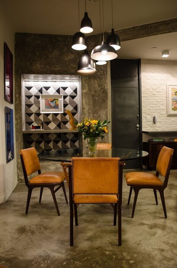 Cadeira de madeira almofadada para decoração de sala de jantar estilo industrial Foto Adriana Fornazari