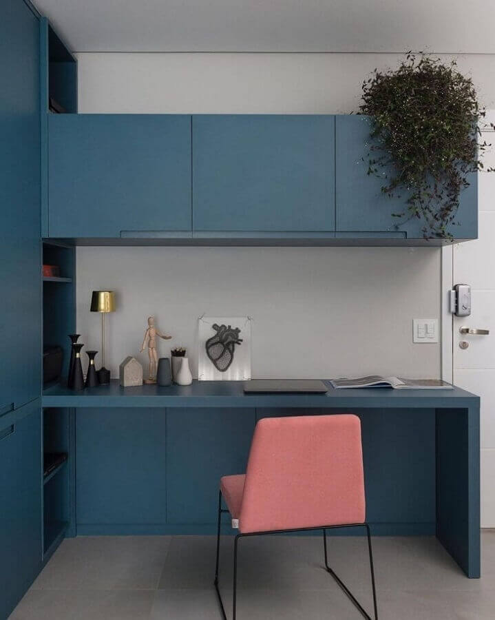 Cadeira rosa para home office decorado com bancada de trabalho azul planejada com armários Foto Barbara Dundes
