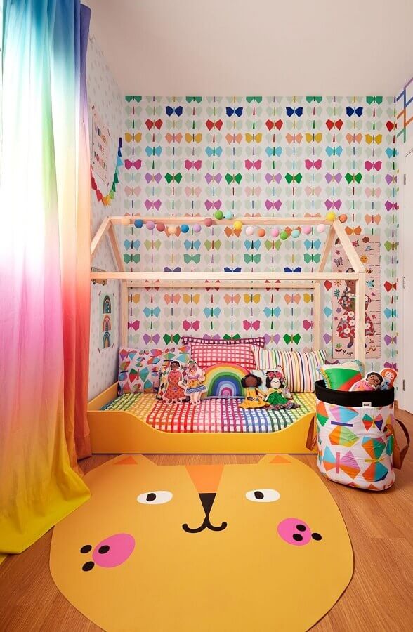 Cama casinha para quarto infantil decorado com papel de parede borboleta Foto Marcos Fertonani para MOOUI 