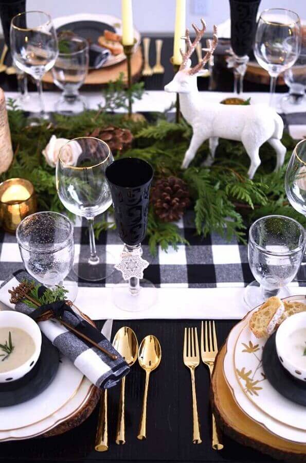 Caminho de mesa xadrez para decoração moderna de mesa de ceia natalina com talheres dourados e pinhas Foto Home Deco