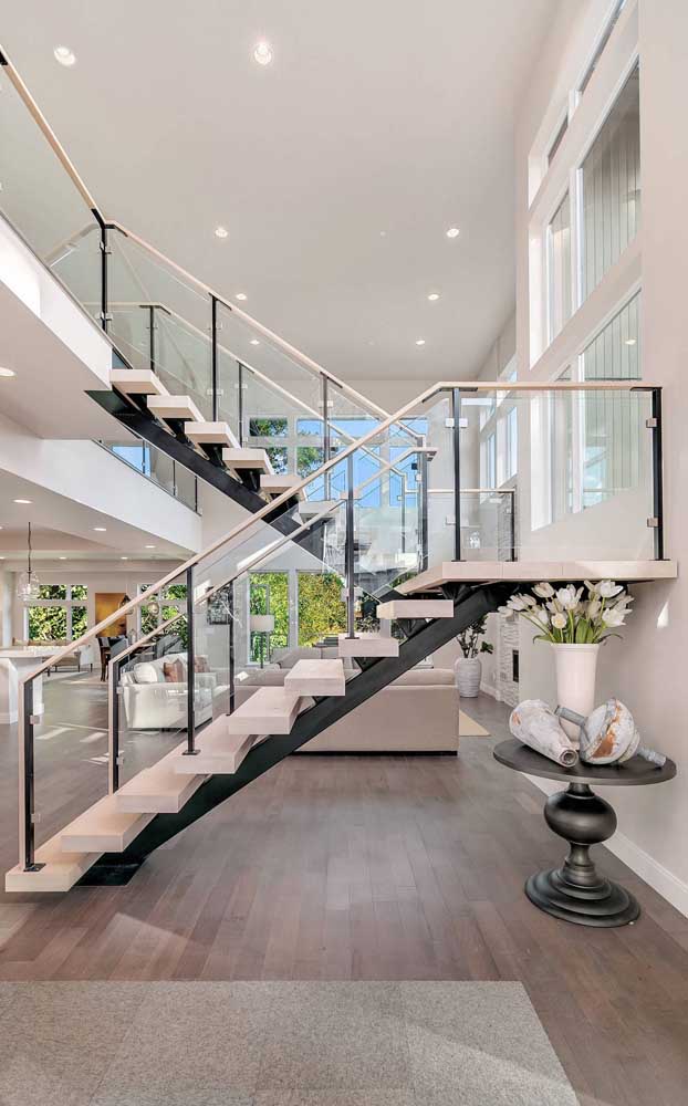 Casa com escadas modernas branca e de vidro