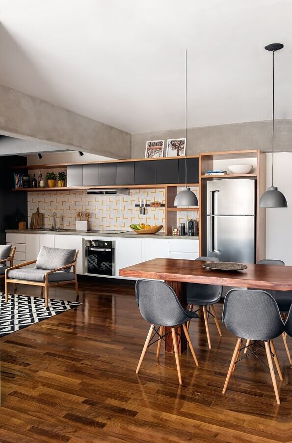 Casa conceito aberto decorada com mesa de madeira para cozinha conjugada com sala de jantar e estar Foto Jeito de Casa