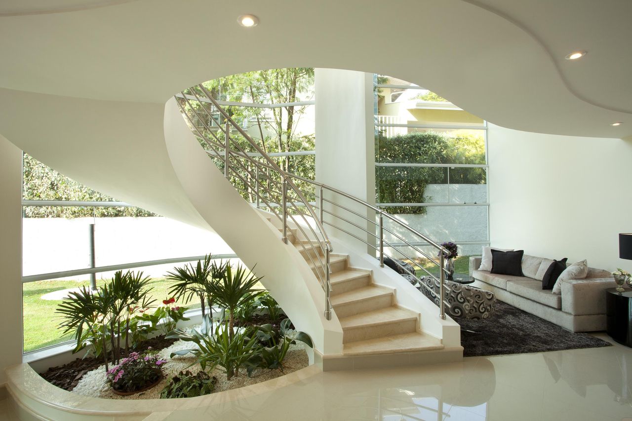 Casa grande com escadas modernas e jardim de inverno aconchegante