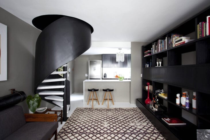 Casa pequena com escadas modernas em caracol branca e preta