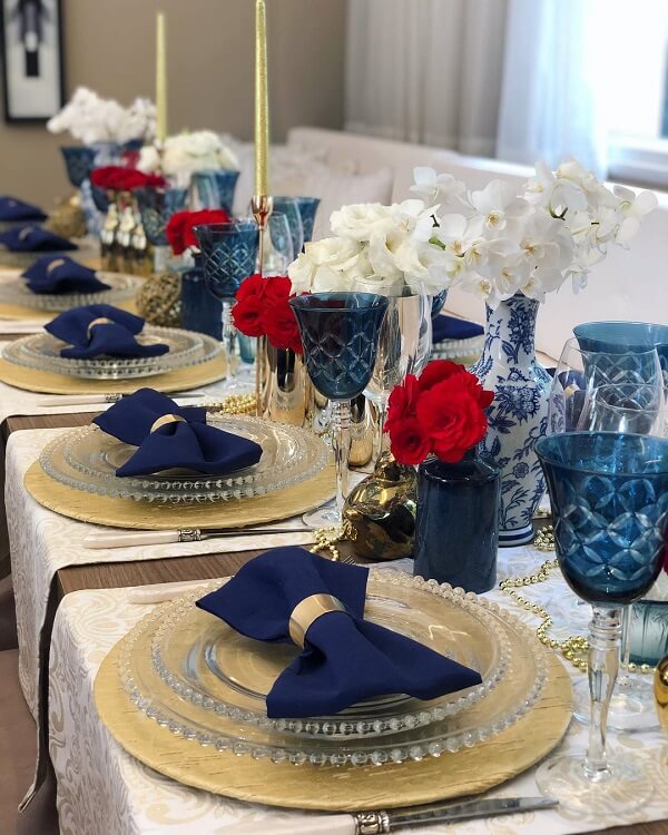 Centro de mesa de natal decorado em tons de azul, dourado e branco. Fonte: Pantara Party Decor