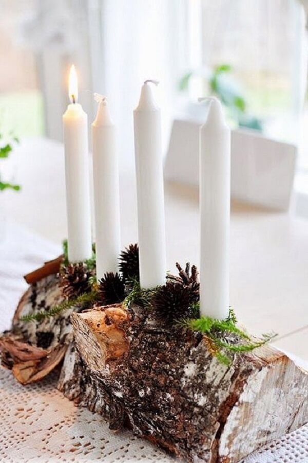 Centro de mesa para natal feito com tronco e velas. Fonte: Revista Artesanato