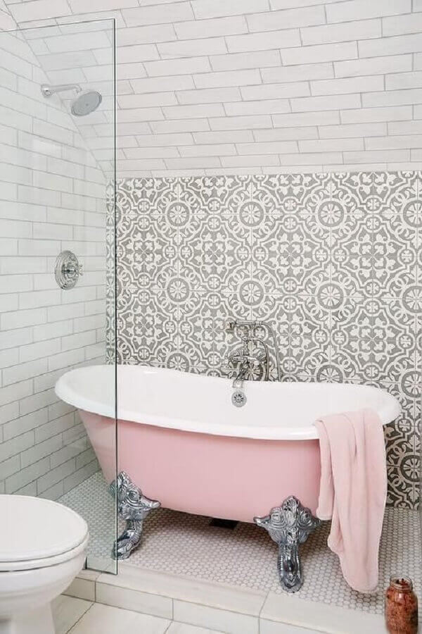 Chuveiro com banheira vitoriana rosa e prata