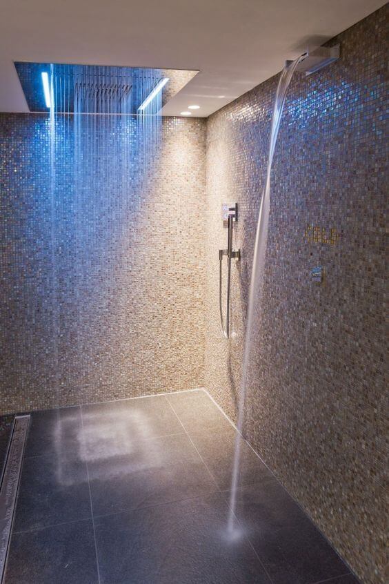 Banheiro moderno com chuveiro com bluetooth e led no teto
