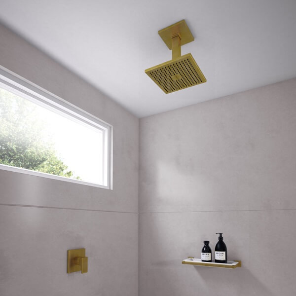 Chuveiro de teto na cor dourada para um banheiro luxuoso