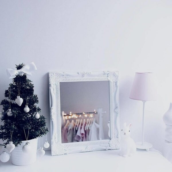 Closet feminino decorado com mini arvore de natal prateada