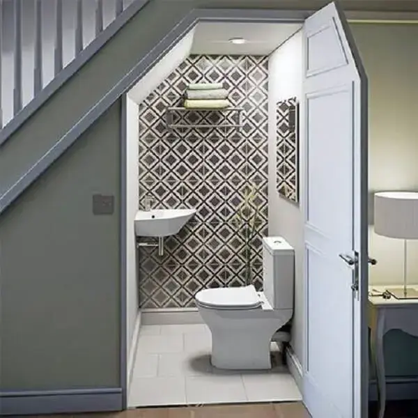Com planejamento é possível estruturar um banheiro pequeno embaixo da escada. Fonte: Next Luxury