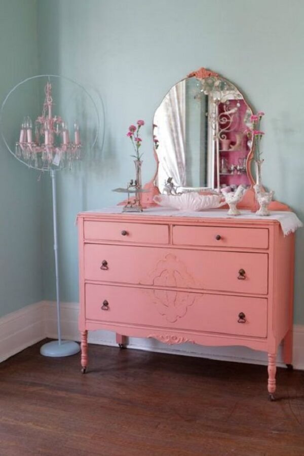 Cômoda colorida em rosa com espelho