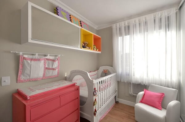 Cômoda colorida em rosa para quarto de bebê