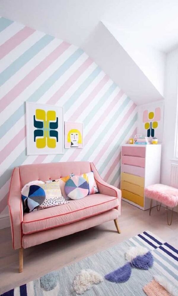 Cômoda colorida para quarto infantil em tons de amarelo e rosa