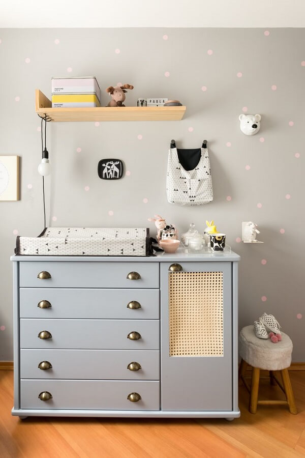 Cômoda colorida para quarto infantil na cor cinza claro