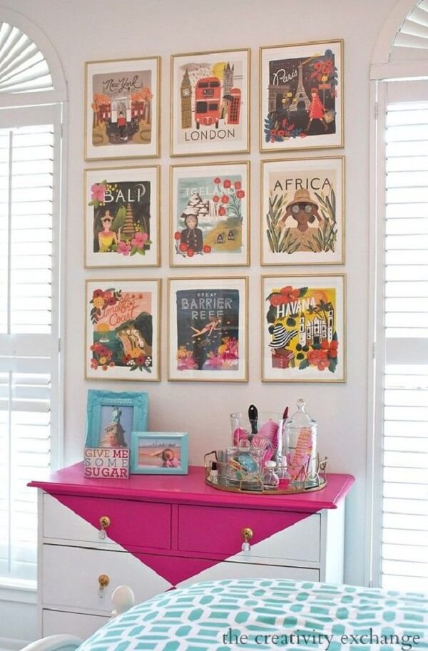 Cômoda colorida pink e branca com quadros coloridos na parede