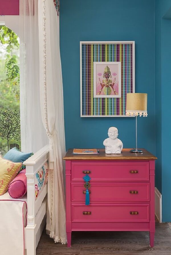 Cômoda colorida pink no quarto infantil azul e branco