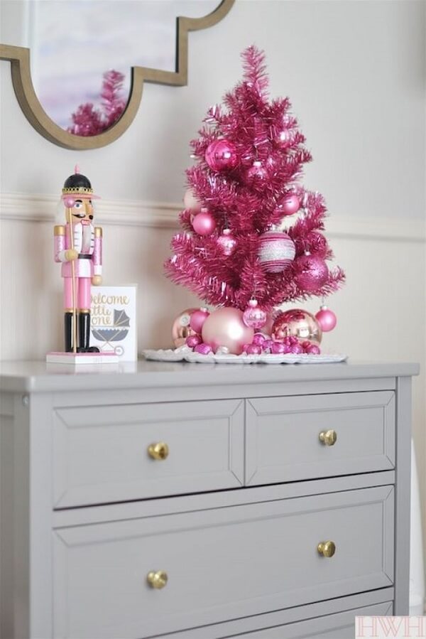Cômoda decorada com mini arvore de natal pink