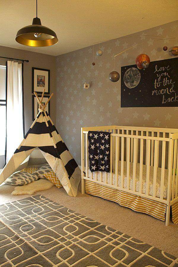 Cor camurça para quarto de bebe decorado com papel de parede de estrelas Foto Decor Fácil