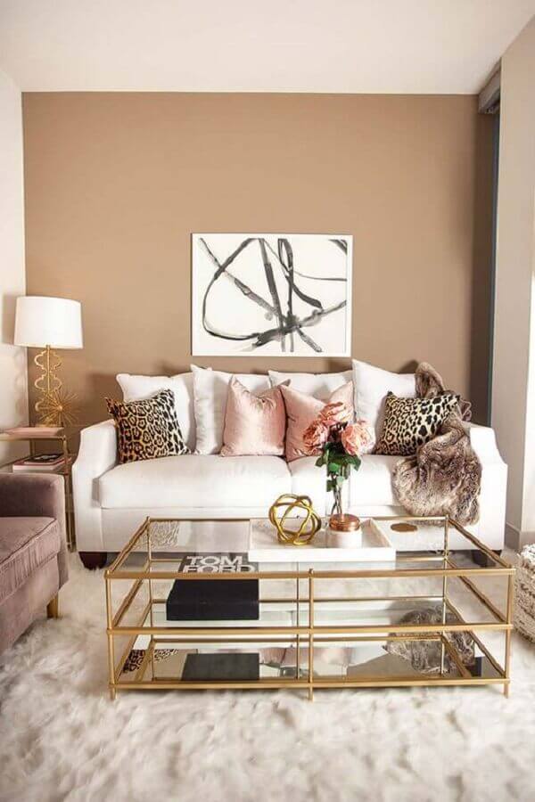 Cor camurça para sala decorada com tapete felpudo e sofa branco Foto Decor Fácil