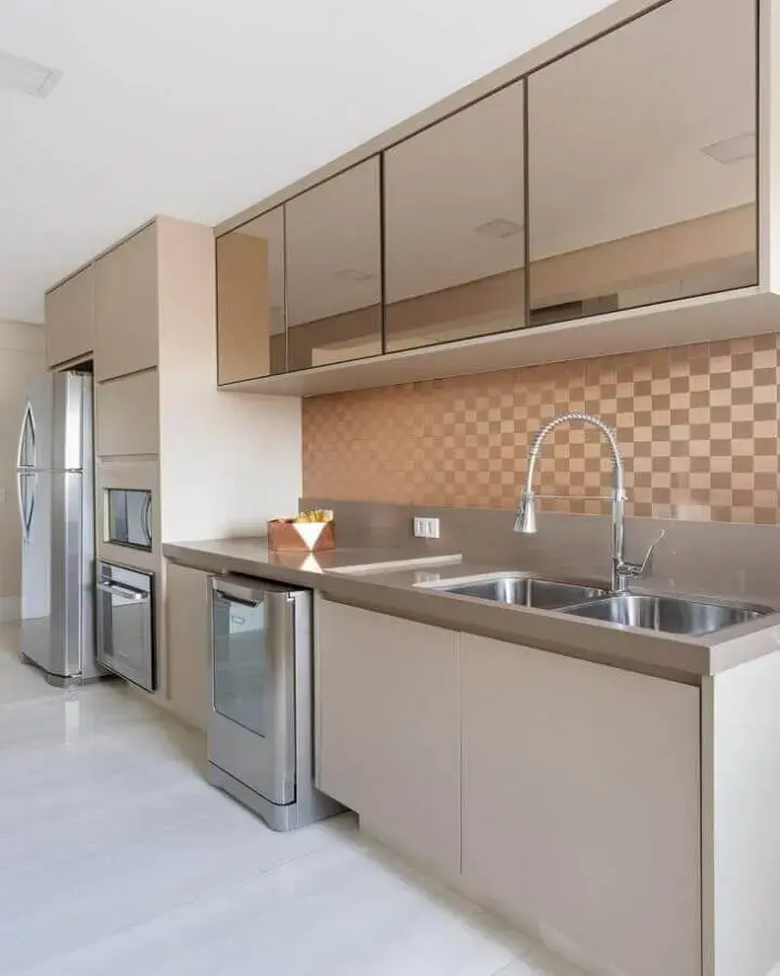 cor camurça para decoração de cozinha planejada com revestimento quadriculado Foto Monise Rosa