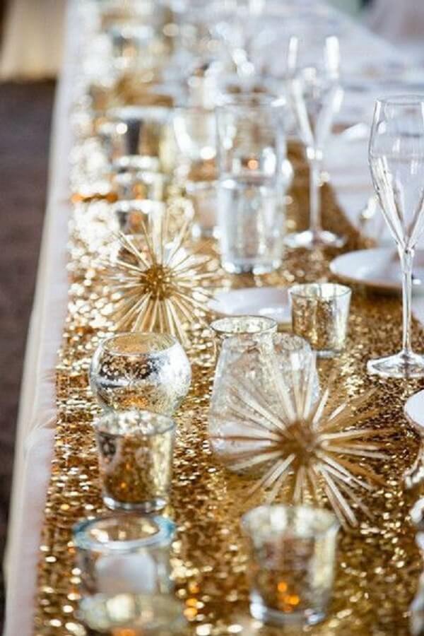 Cores ano novo dourado e branco na mesa de jantar