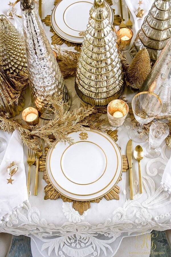 Cores ano novo dourado e branco na mesa de jantar