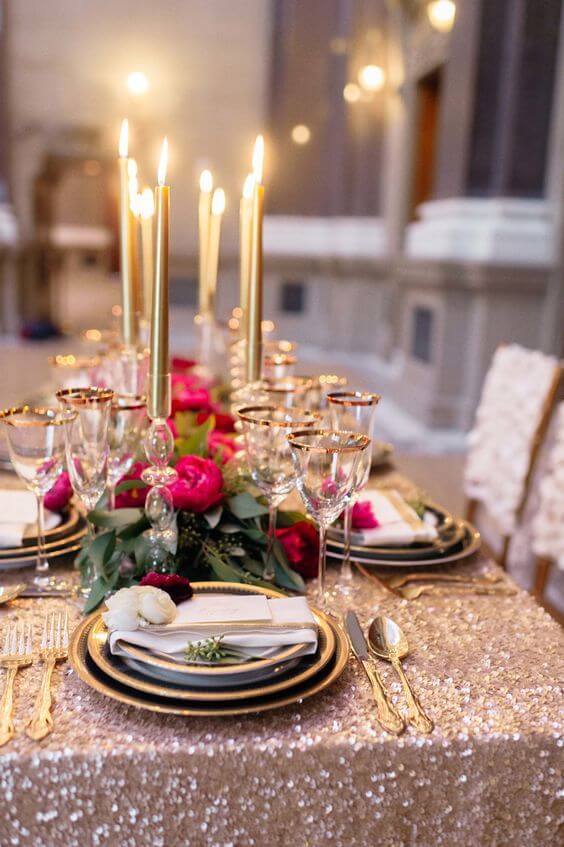 Cores ano novo em dourado e vermelho para mesa de jantar