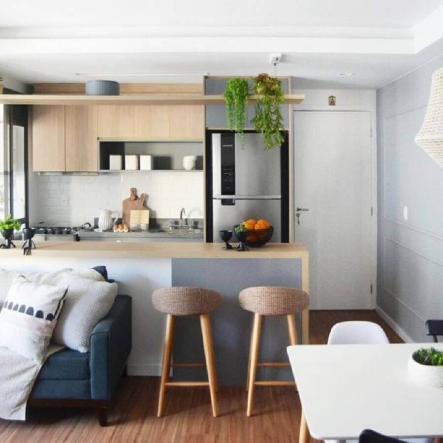 Cores claras para decoração de cozinha americana conjugada com sala pequena Foto Moana Arquitetura