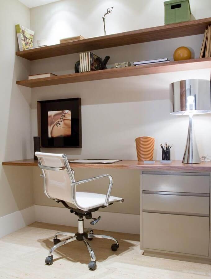Cores claras para home office decorado com bancada de trabalho de madeira e gaveteiro cinza Foto Marilia Veiga