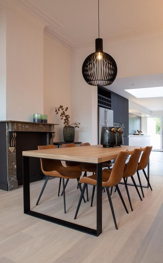 Cores claras para sala de jantar decorada com mesa de madeira e lustre aramado preto Foto Atmooz by Charrell