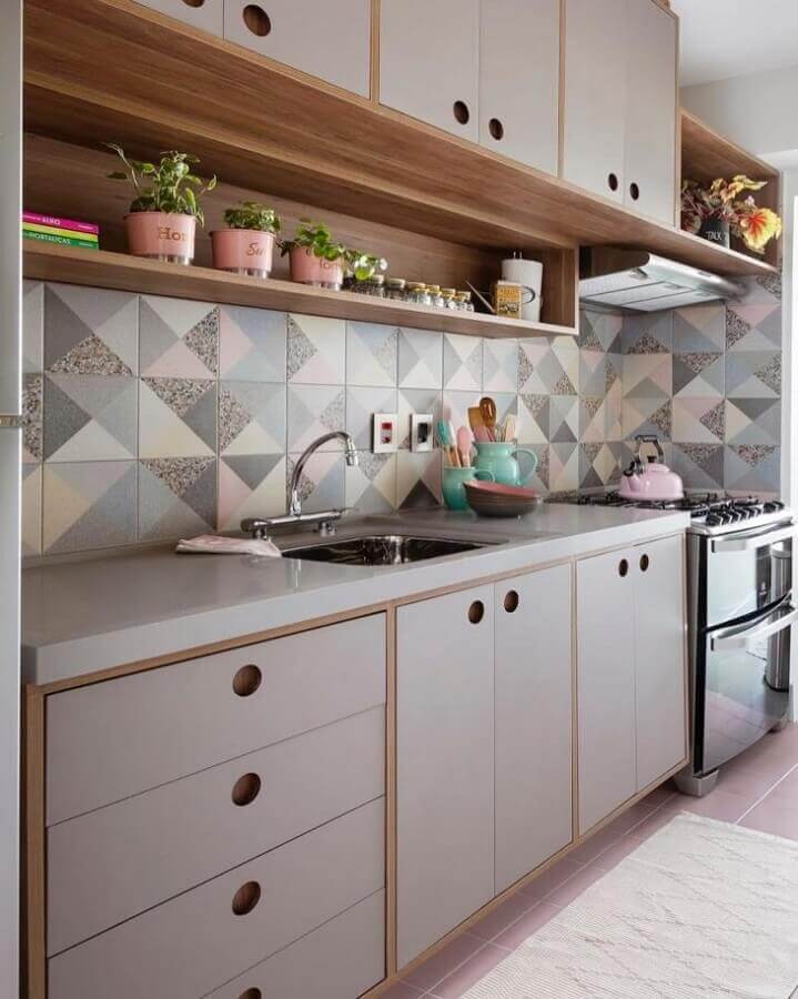 Cores neutras para decoração de cozinha com azulejo colorido estampado Foto Gabriela Toledo