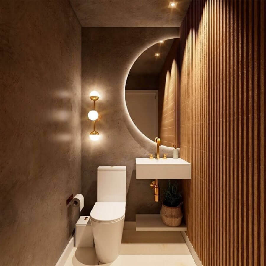 Cores neutras para lavabo pequeno e moderno decorado com espelho meia lua e parede ripada de madeira Foto Arquiteto Renan Adams
