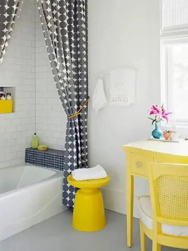 Cortina para box de banheiro com estampa de bolinhas realça a pegada retrô. Fonte: Casa Vogue