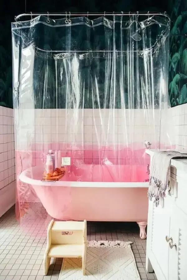 Cortina para box de banheiro com varão traz um toque charmoso para o décor. Fonte: Casa Vogue