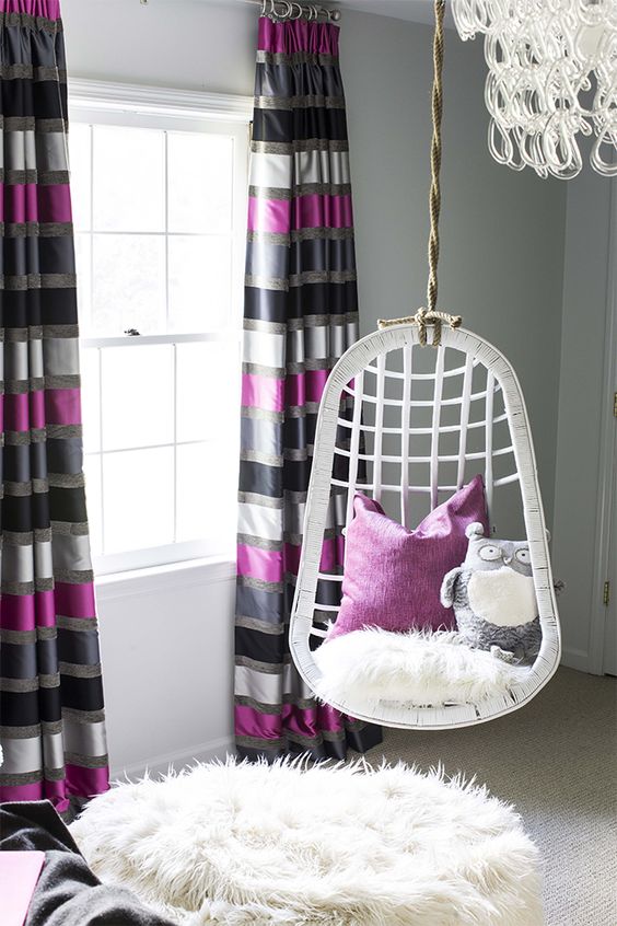 Cortina para quarto lilás e roxo com cadeira de balanço